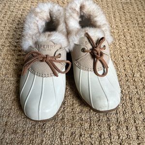 Never worn Sperry topsider winter low cut boots size 7.5 US